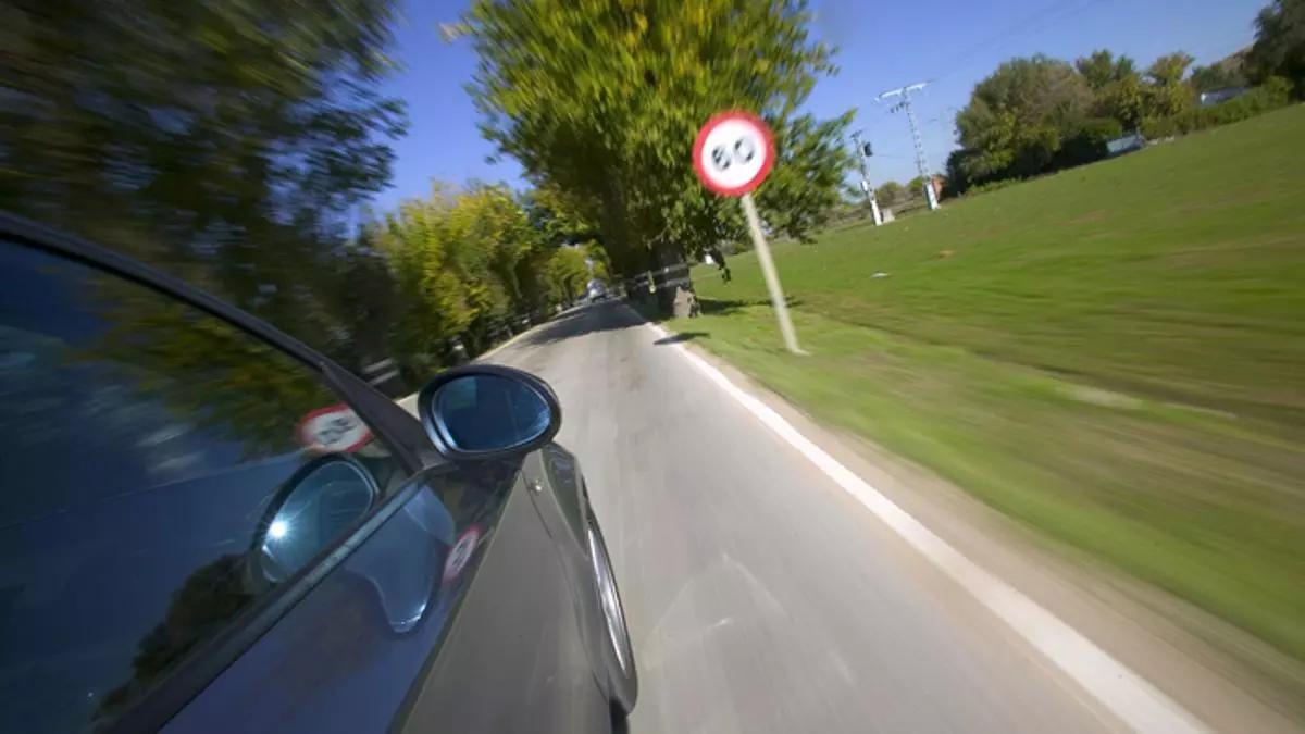 Coche circulando por encima de límite de velocidad permitido