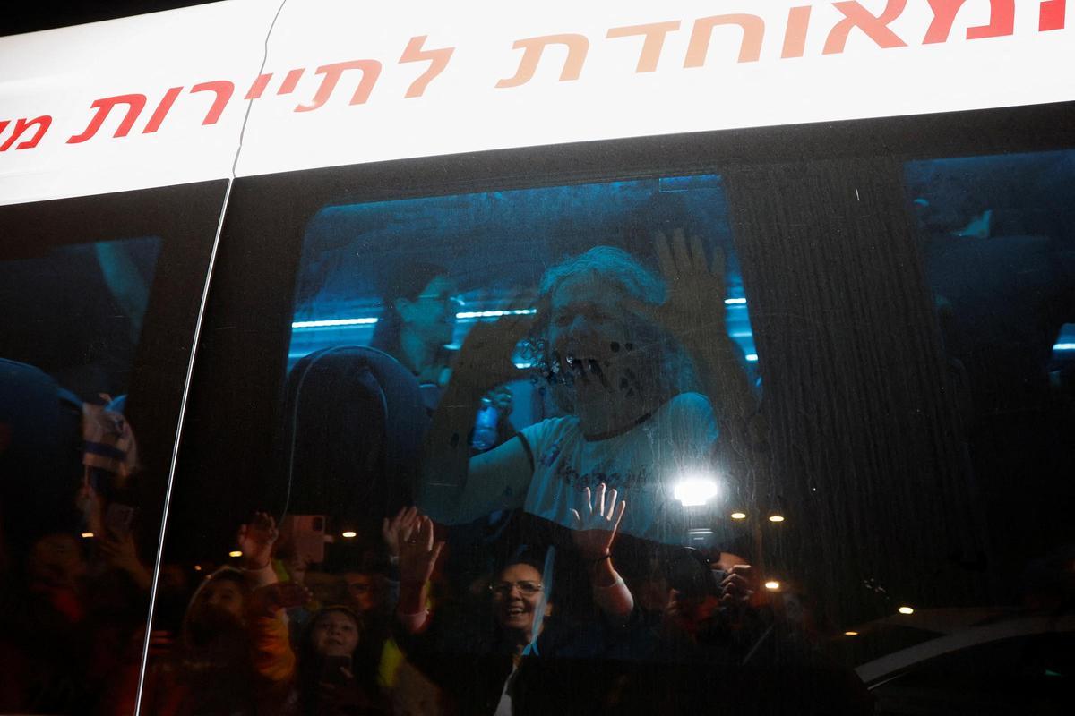 Aviva Adrienne Siegel, de 62 años, quien fue liberada después de ser tomada como rehén durante el ataque del 7 de octubre por el grupo militante palestino Hamás, reacciona mientras es transportada, en Ofakim, Israel, el 26 de noviembre de 2023.
