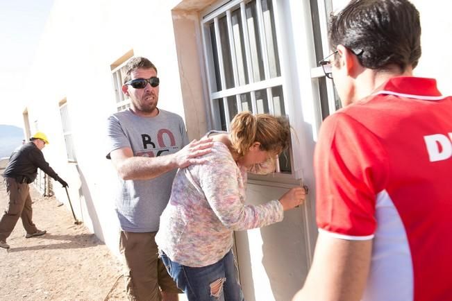 La Agencia de Protección del Medio Urbano y Natural derriba una explotación ganadera en La Oliva por orden judicial