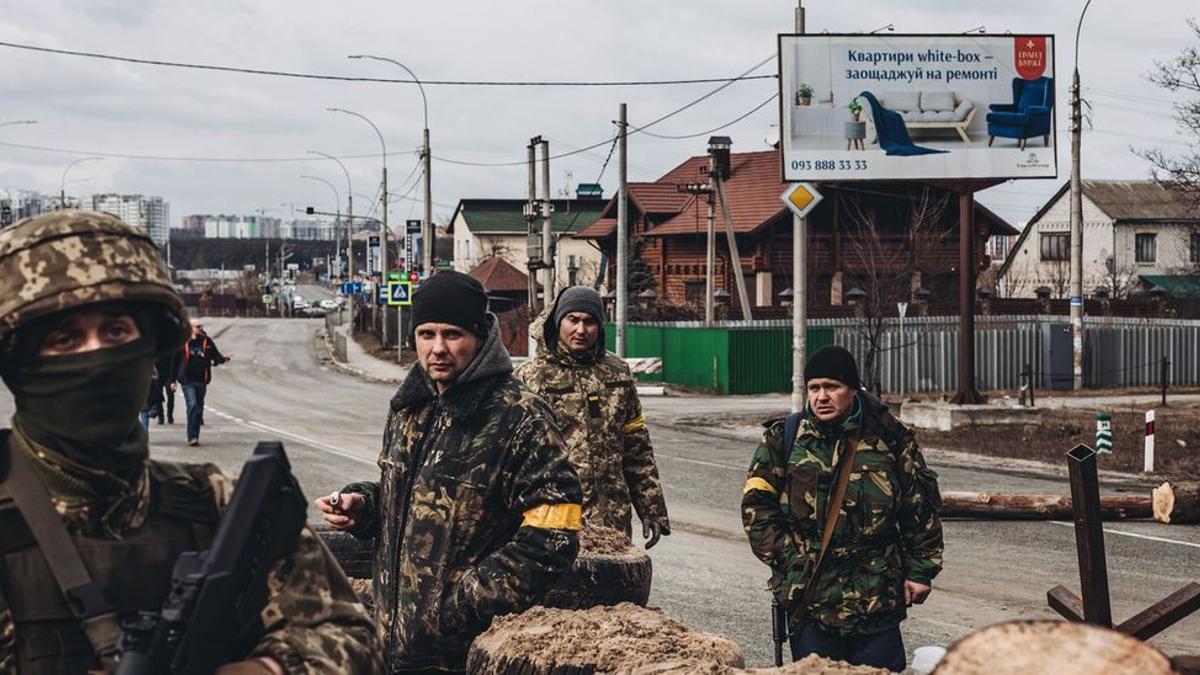 Un soldado del ejercito ucraniano en un puesto de control de la ciudad de Irpin.