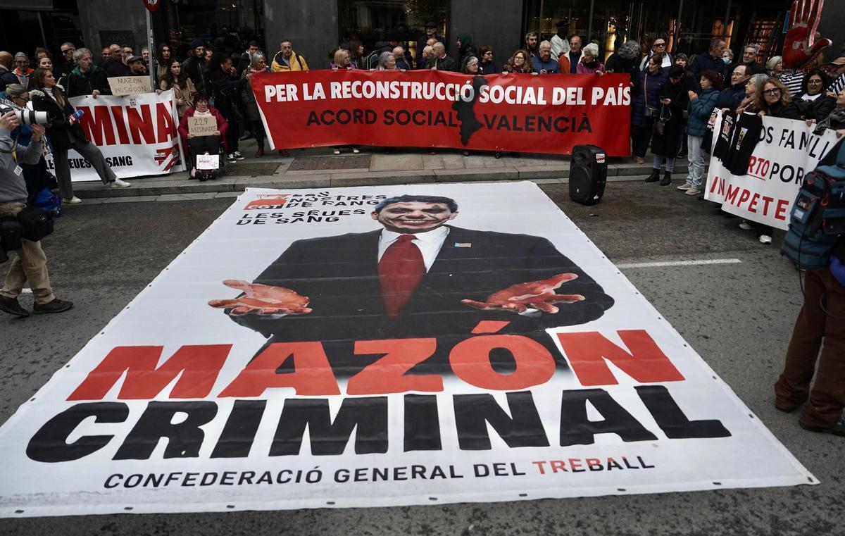 Concentración de los familiares de las víctimas de la dana contra Mazón ante el Congreso.