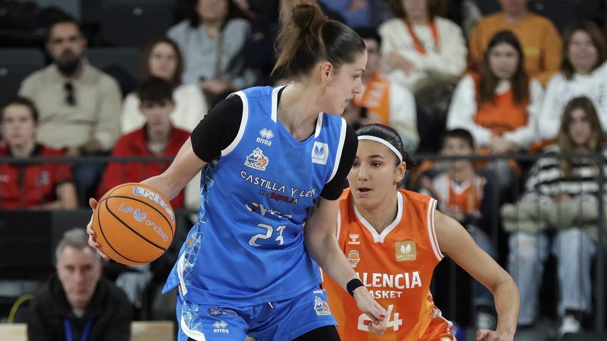 Virag Takacs-Kiss, en un partido ante el Valencia Basket esta temporada.