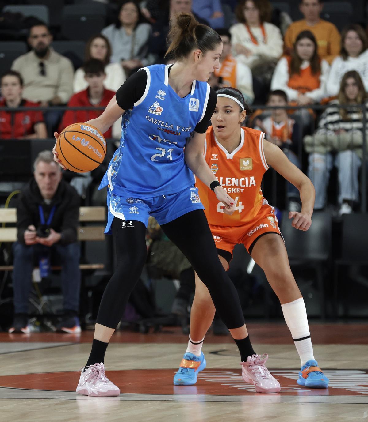 Virag Takacs-Kiss, en un partido ante el Valencia Basket esta temporada.
