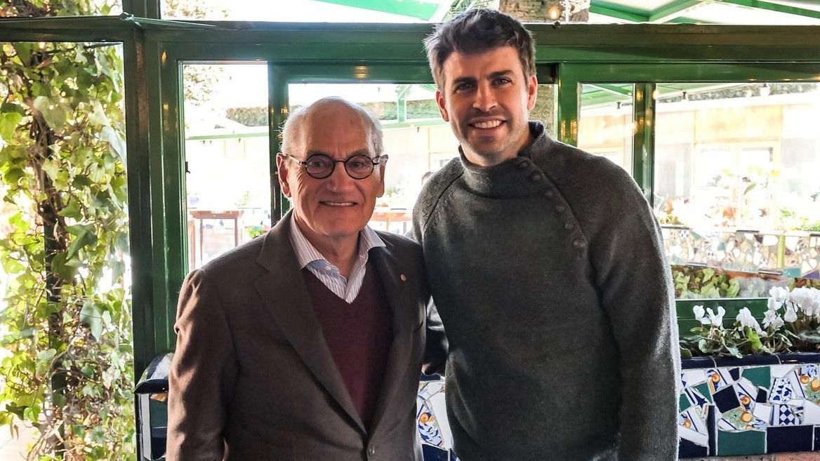Gerard Piqué con el presidente de la Academia de Gastronomía y Nutrición, Carles Vilarrubí en el restaurante La Venta.