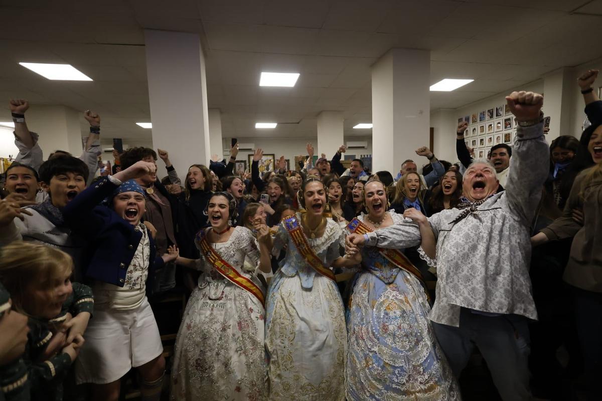 Celebración en el casal de Espartero al conocer el Primer Premio Infantil de Fallas 2026