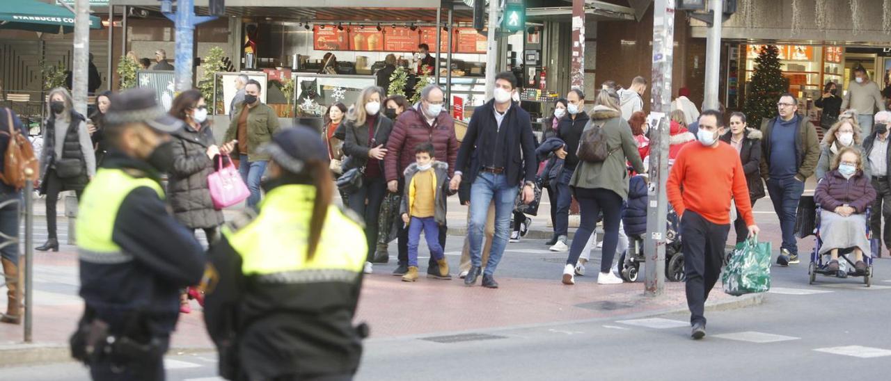 Alicantinos y visitantes están aprovechando el puente para realizar sus compras