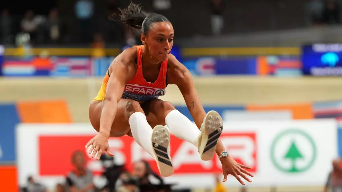 Ana Peleteiro se asoma al oro en triple y el 4x400 mixto roza el bronce