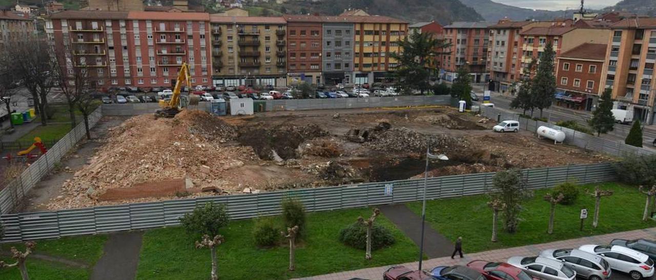 Las obras de derribo del antiguo cuartel de la Guardia Civil de Mieres.