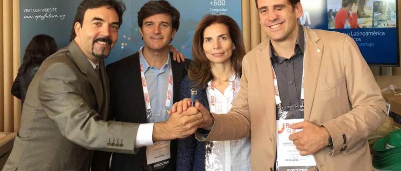 Los creadores del Insulclock junto a Mª Carmen López, directora de Galicia Open Future de Telefónica.
