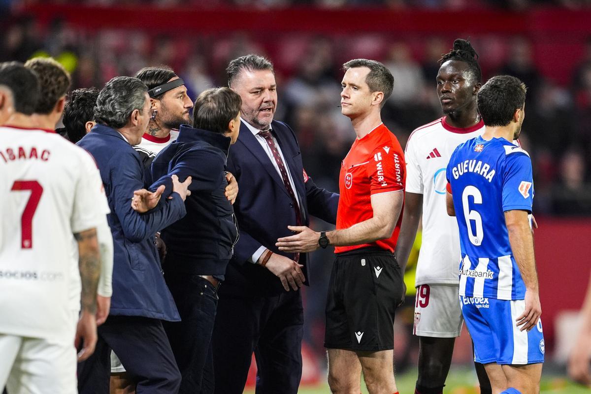 Matías Almeyda ve la tarjeta roja durante el partido de LaLiga EA Sports, disputado entre el Sevilla FC y el Deportivo Alavés en el estadio Ramón Sánchez-Pizjuán