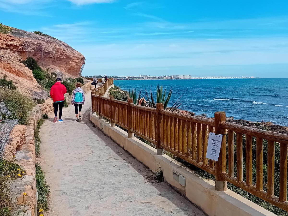 Dos tramos del Sendero Azul de Orihuela Costa "cortados": peligro de derrumbe