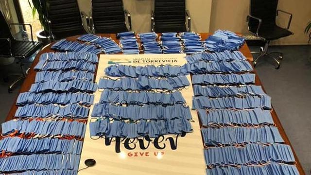 "Sanidad Excelente" entrega las mil primeras mascarillas al Hospital Universitario de Torrevieja