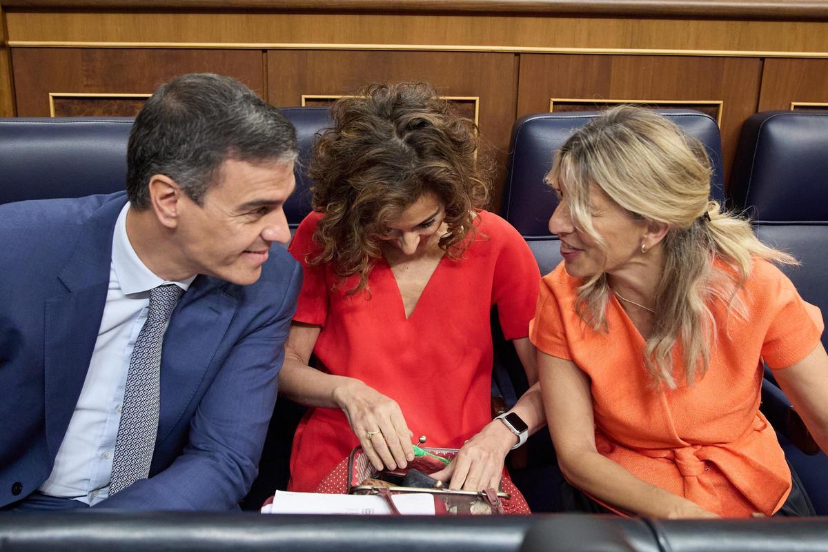 El presidente de Gobierno, Pedro Sánchez, la ministra de Hacienda, María Jesús Montero, y la vicepresidenta segunda, Yolanda Díaz.