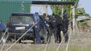 SEVILLA, 08/11/2025.- Agentes de policía desplegados frente a la nave en la que se encuentra atrincherado en Isla Mayor (Sevilla). El policía nacional herido de gravedad por un disparo se encuentra “grave, pero estable”, tras ser operado de urgencia en el hospital Virgen del Rocío de Sevilla. El policía participaba en una operación de vigilancia de lucha contra el narcotráfico a través del río Guadalquivir y ha resultado herido en un tiroteo durante el asalto a una guardería de la droga en dicha localidad. EFE/ David Arjona. sustituye info