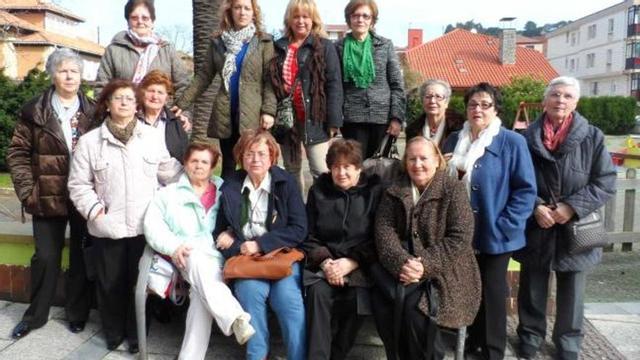 Las integrantes de «Les Ayalgues», en el parque Maestro Antuña de Candás.