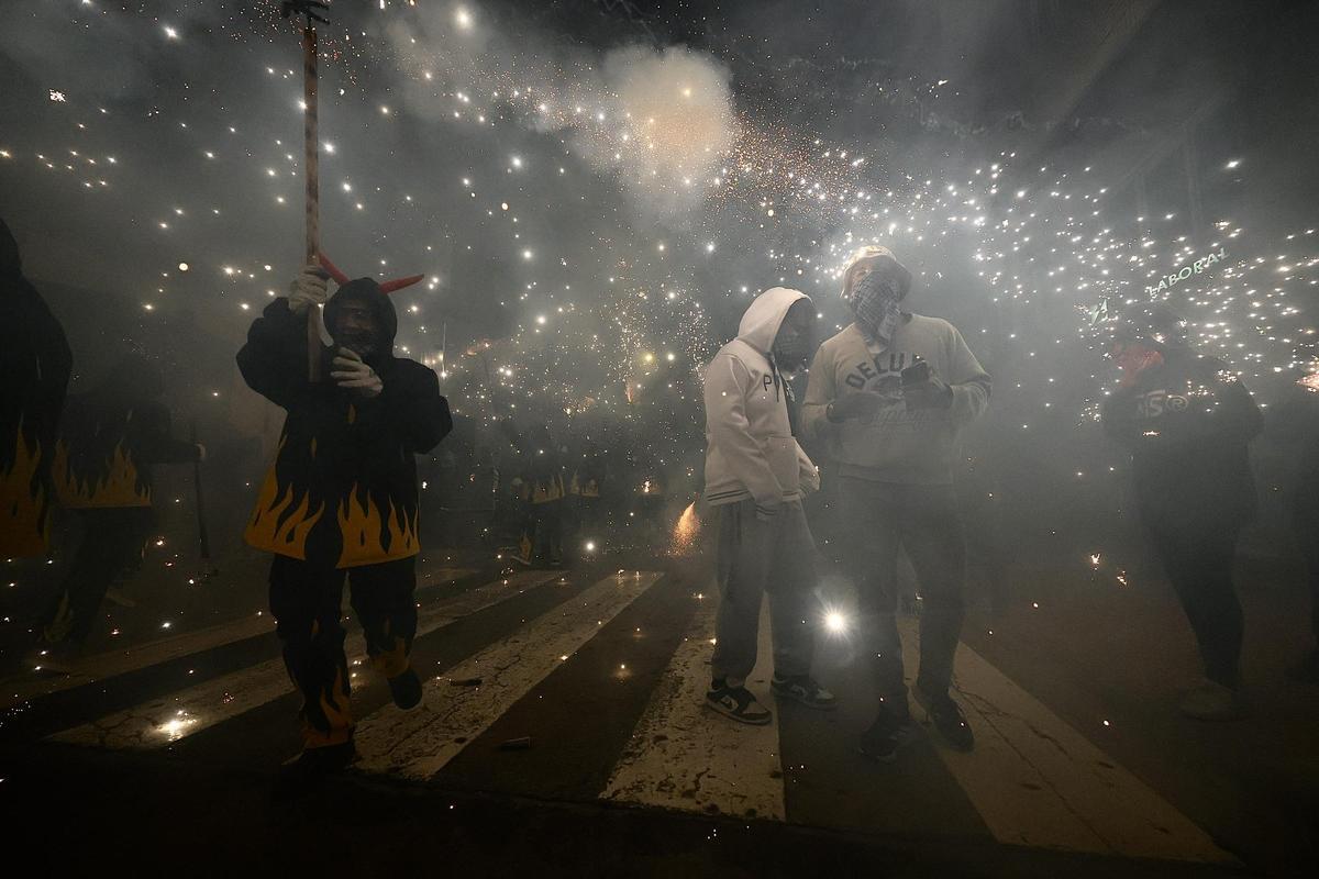 Galería: El correfocs de Dimonis de la Plana recorre las calles de Castelló