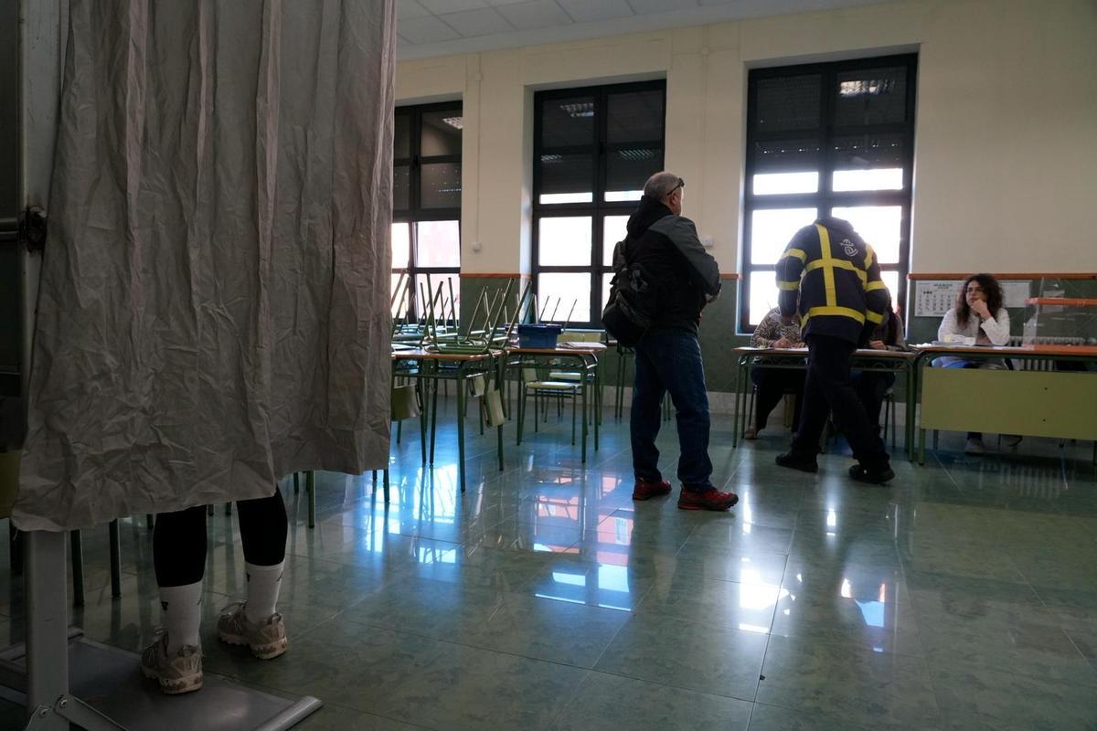 Mañana electoral en el colegio San José de Calasanz: elecciones autonómicas 2026