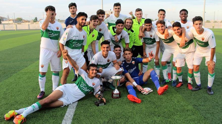 El Elche con su copa de campeón y Jero Rocamora con el trofeo de mejor jugador