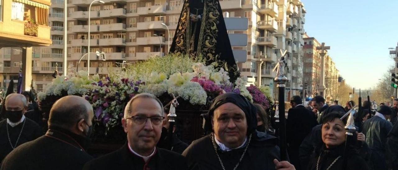 El obispo de Zamora con el presidente de Jesús Nazareno en las Tres Cruces. | Cedida