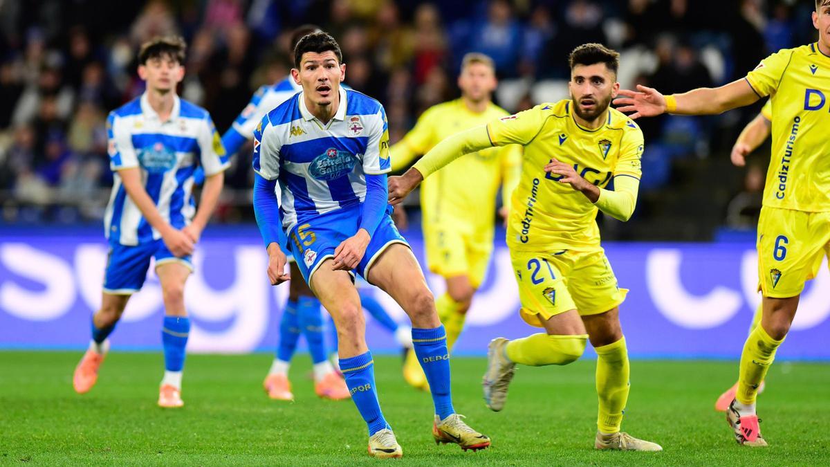 Loureiro, durante una acción del Dépor-Cádiz en Riazor.