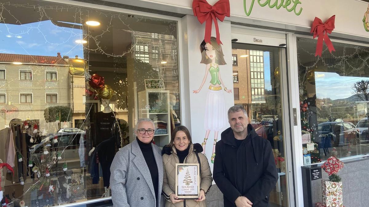 Eva María Pérez, Bárbara Ruiz en representación de Velvet y José Antonio González, tras la entrega del premio