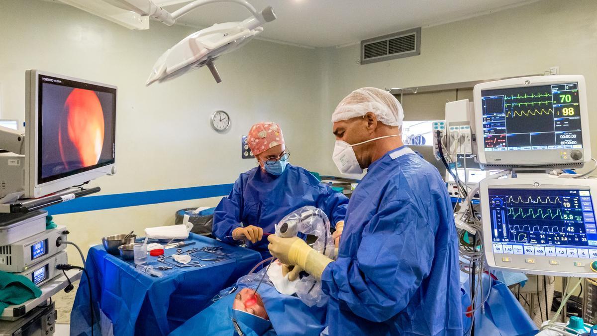 Intervención quirúrgica en el hospital de la Vila-joiosa.