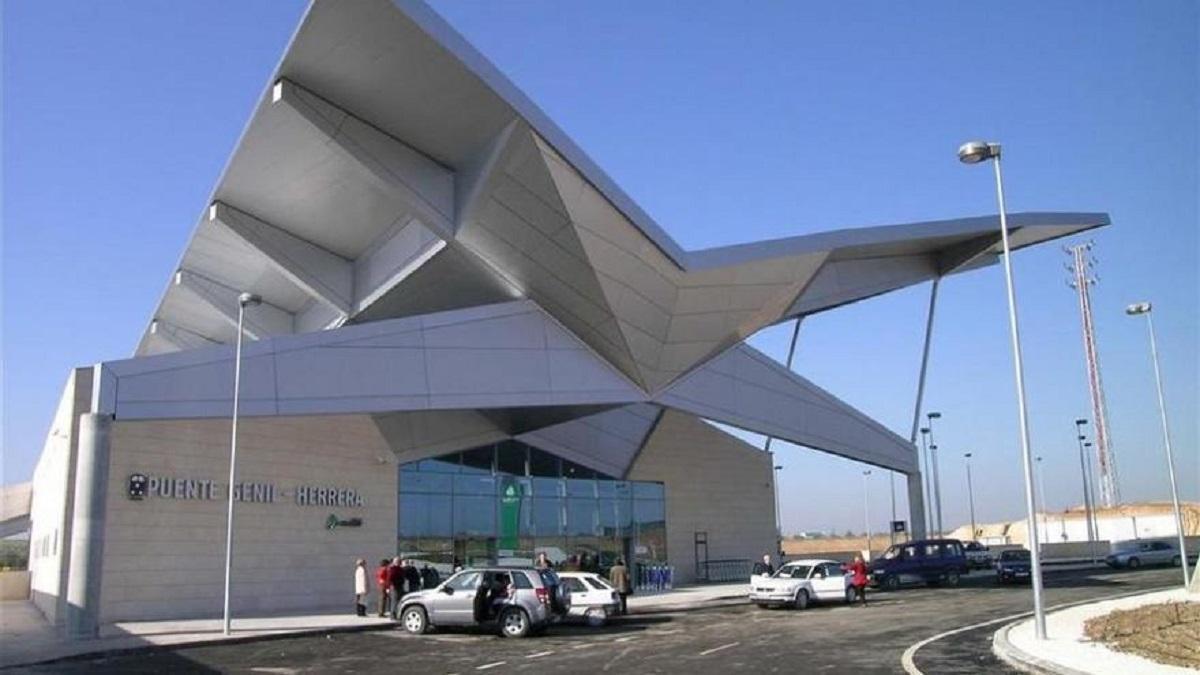 Exterior de la estación del AVE en Puente Genil.