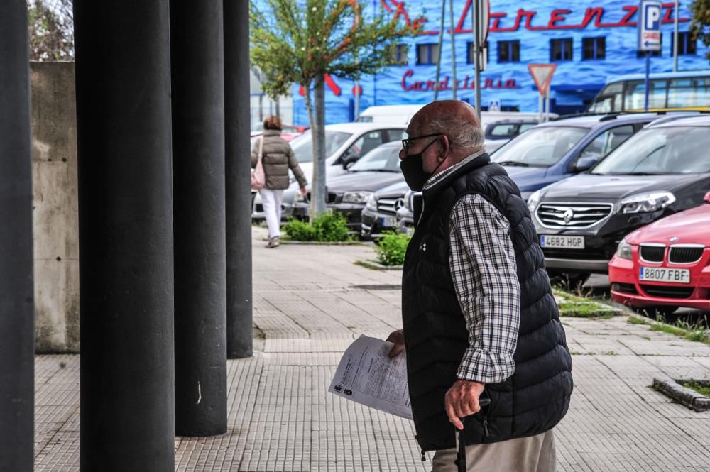 Manuel Charlín Gama llega a los juzgados de Vilagarcía de Arousa, este martes. // Iñaki Abella