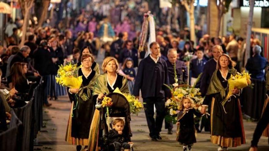 Diferentes momentos de la ofrenda de flores y los versos a la Virgen del Sufragio de las reinas de las fiestas.