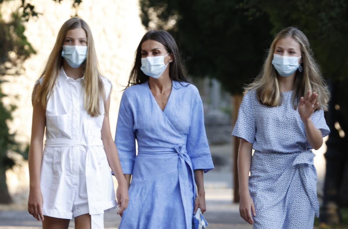Los looks veraniegos y coordinados de la reina Letizia y sus hijas, la princesa Leonor y la infanta Sofía, en Mallorca