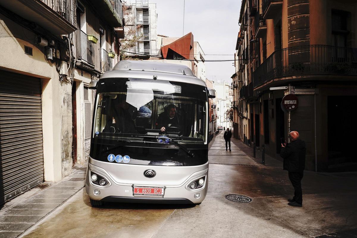 El microbús ciruculant pel carrer de Santa Llúcia de Manresa
