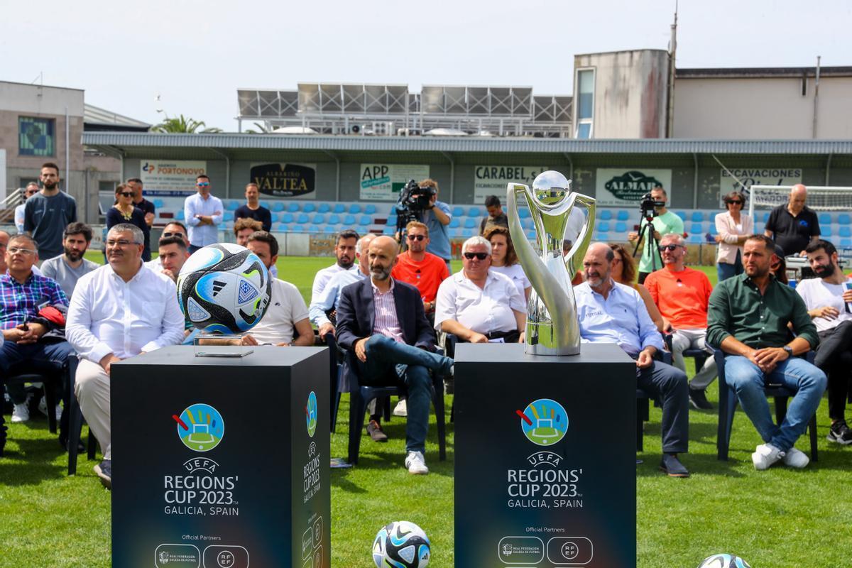 El balón y el trofeo exclusivos de esta competición.