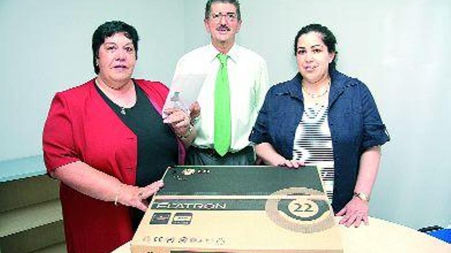 María Teresa Barriuso y María del Pilar Vilar, con sus regalos entregados por el jefe de Circulación de FARO. / e. rouco