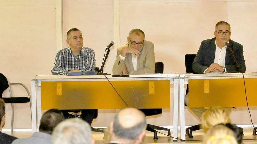 De izquierda a derecha, Manuel Calvo, Benigno Fernández y Aníbal Vázquez, en la inauguración de las jornadas que tuvo lugar en la Casa de Cultura de Mieres.