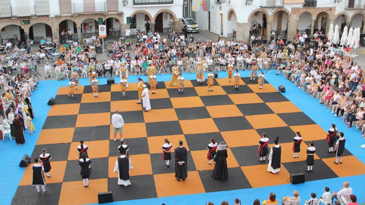 Ajedrez gigante en ‘De la Luna al Fuego’, Fiesta de Interés Turístico Regional.