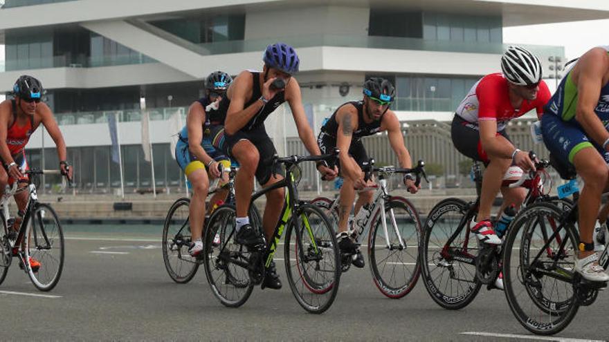 Triatletas en La Marina de Valencia