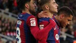 Pedri abraza a Fermín tras un gol del segundo con el Barça