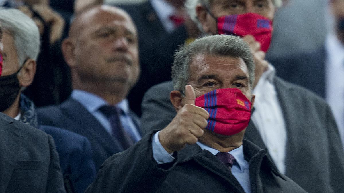 El presidente Joan Laporta levanta su pulgar en el palco antes del inicio del partido contra el Cádiz