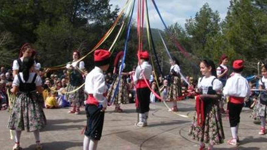 Dansaires de La Verbena de Sant Joan, interpretant un ball