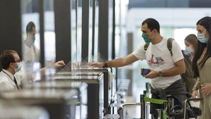 Viajeros en Barajas.