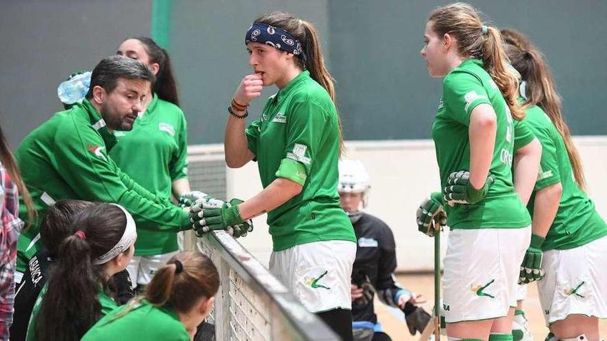 El técnico Stanis García da instrucciones a sus jugadoras durante un partido de la OK Liga femenina.