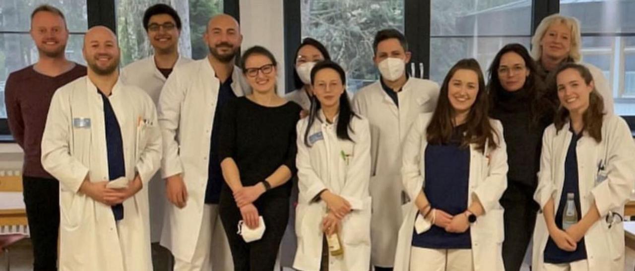 El ourensano Alejandro Barros (4º por la izquierda), con un grupo de médicos entre los que hay otro español, en el hospital LVR Klinik Köln Merheim de Colonia, Alemania, donde trabaja.