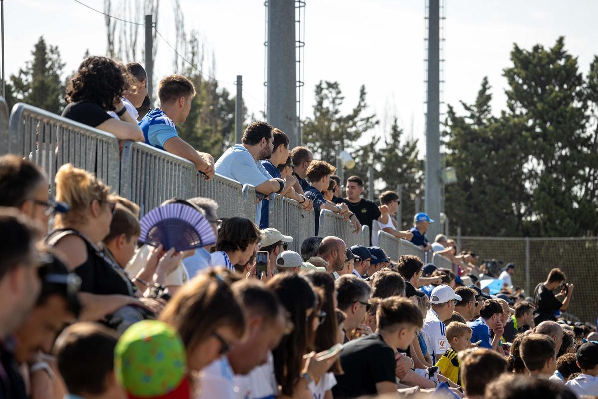 La afición abraza al Real Zaragoza en el entrenamiento de puertas abiertas en la Ciudad Deportiva La afición abraza al Real Zaragoza en el entrenamiento de puertas abiertas en la Ciudad Deportiva