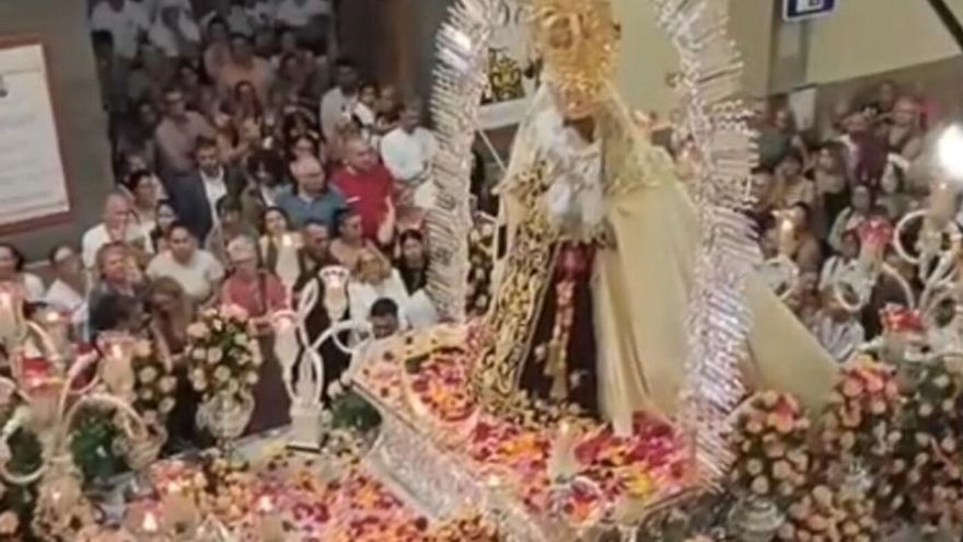 La concejala Clara Campoamor realiza el tradicional ‘selfie’ con las jugadoras del Olímpico y la alcaldesa, Carolina Darias.