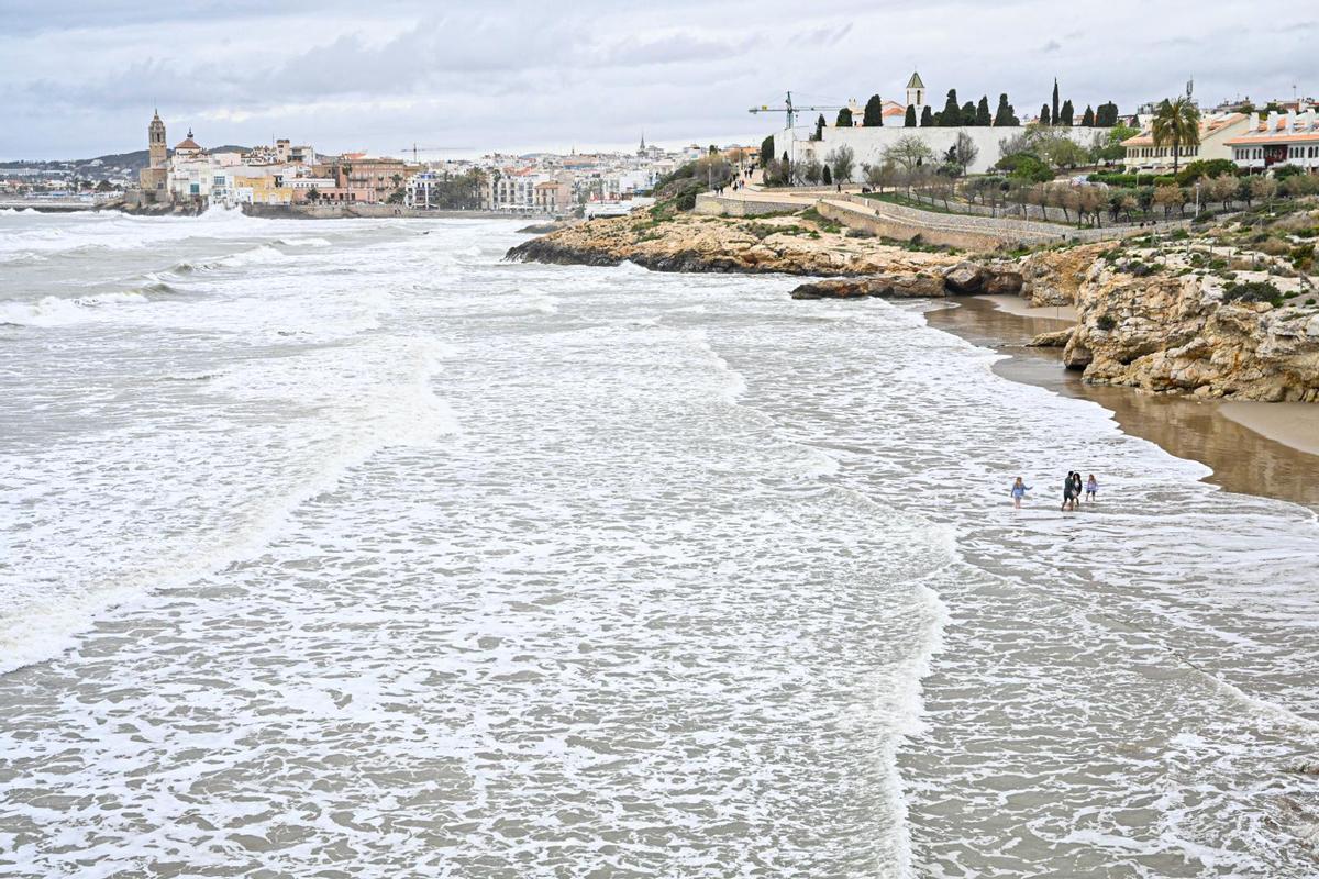 La playa de Sant Sebastià, en Sitges, afectada por el temporal de mar