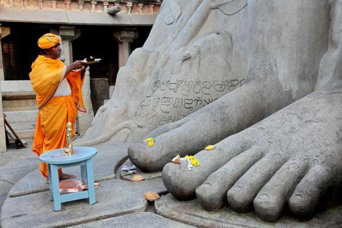 Templo jainista Shravanabelagola donde se celebra la fiesta de Mahamastakabhisheka.