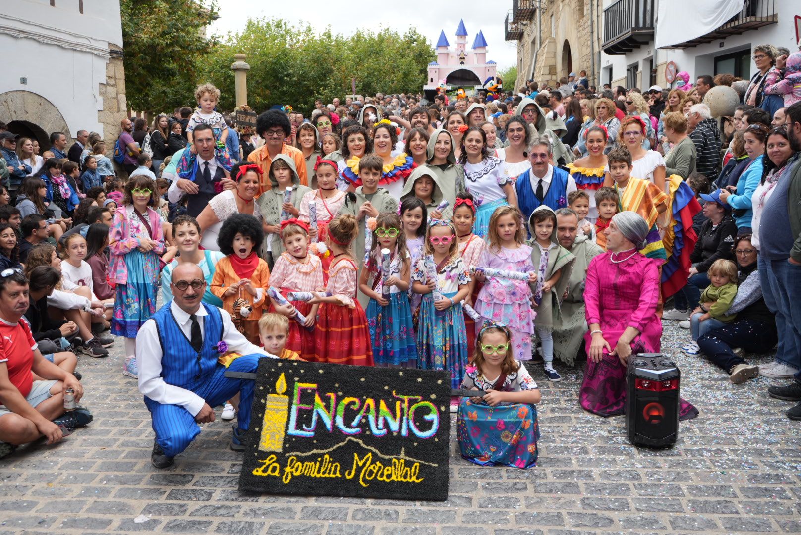 Batalla de confeti y desfile de carrozas en el Anunci de Morella