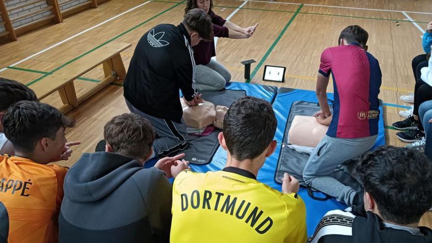 Los niños de Aller aprenden a hacer la reanimación cardiopulmonar