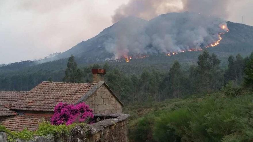 Incendio ocurrido el año pasado en las proximidades de una aldea de Porto do Son.