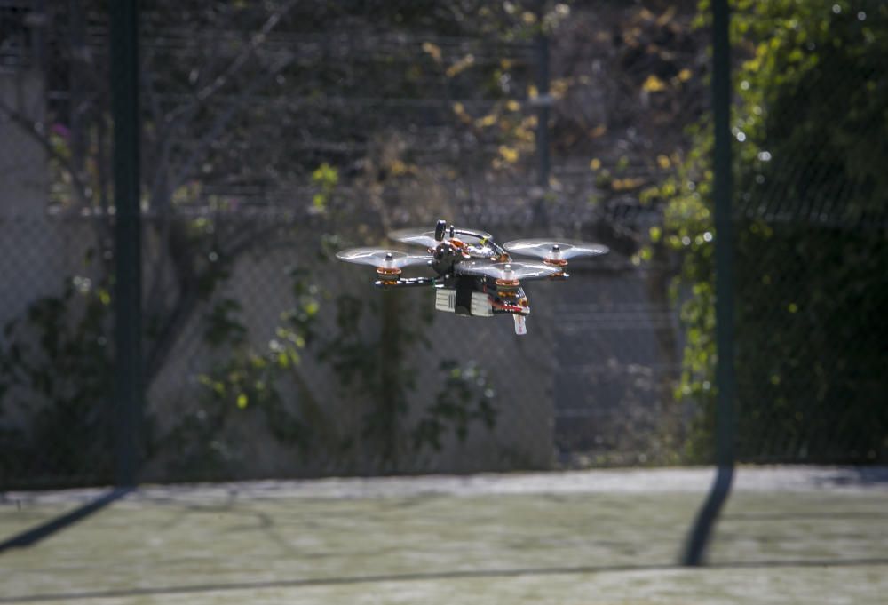 Alicante celebra el primer curso de construcción y pilotaje de drones de carreras para niños.